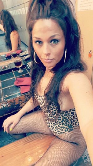 Lizia escort girls in Apple Valley CA & casual sex